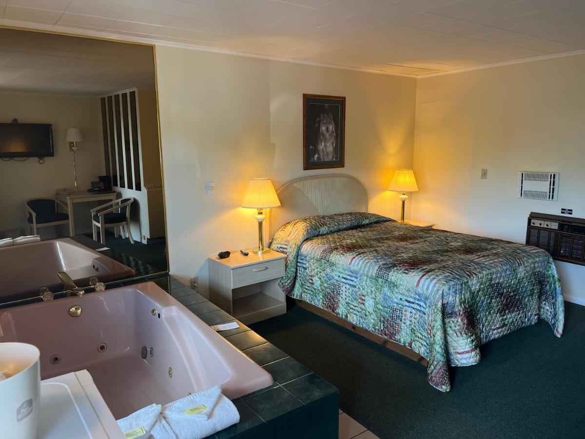 Gray Wolf Lodge Manistique Esterno foto